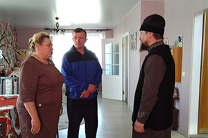 Беседа священнослужителя с воспитанниками Детского дома семейного типа