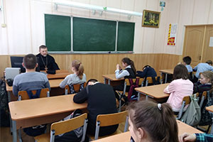 Классный час со священником в 5 классе ГУО «Песковская СШ»